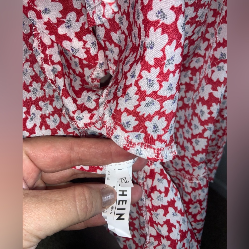 Shein 2xl Red&Wht Flower Top - Picture 9 of 9